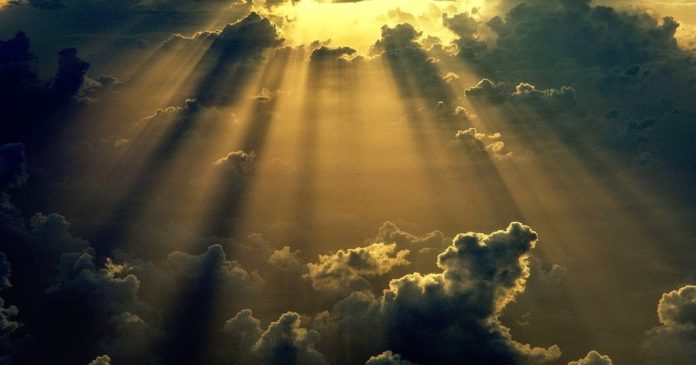 luz_do_sol_entre_nuvens