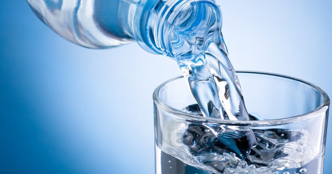 Por que começar o dia com um copo de água?