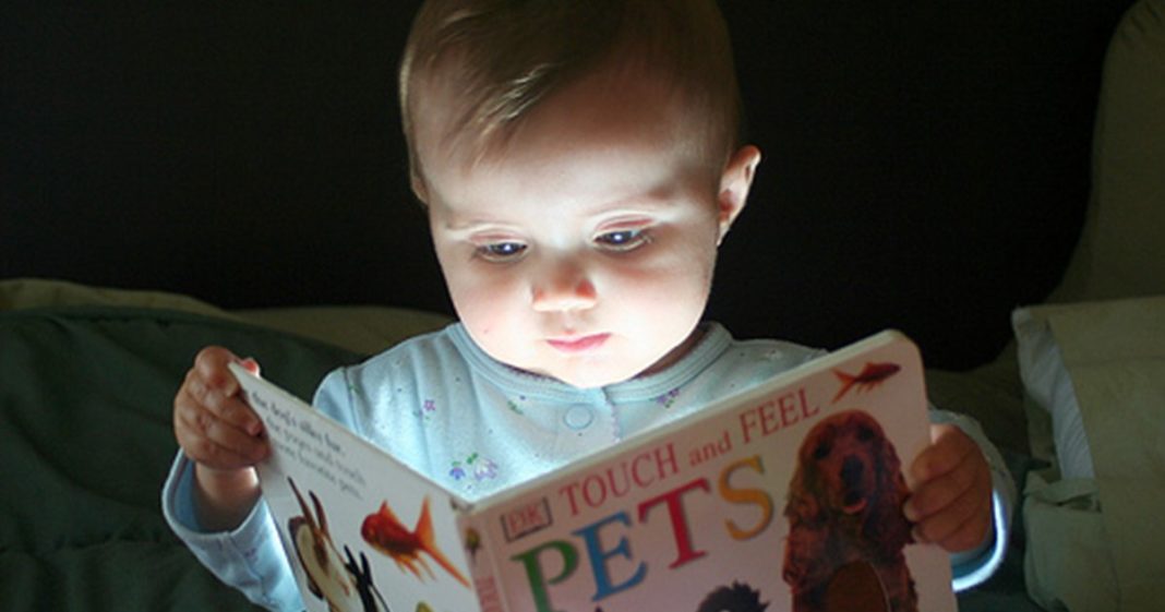 Deite os seus filhos lendo um livro, não vendo televisão