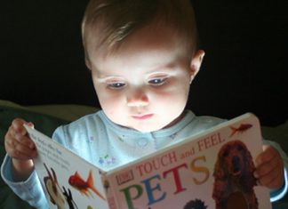 Deite os seus filhos lendo um livro, não vendo televisão