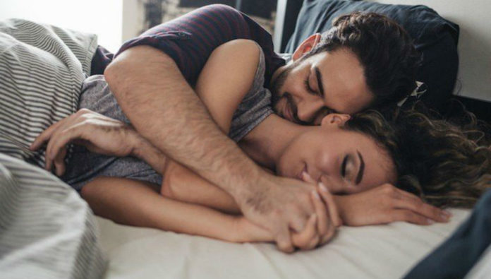 casal deitado