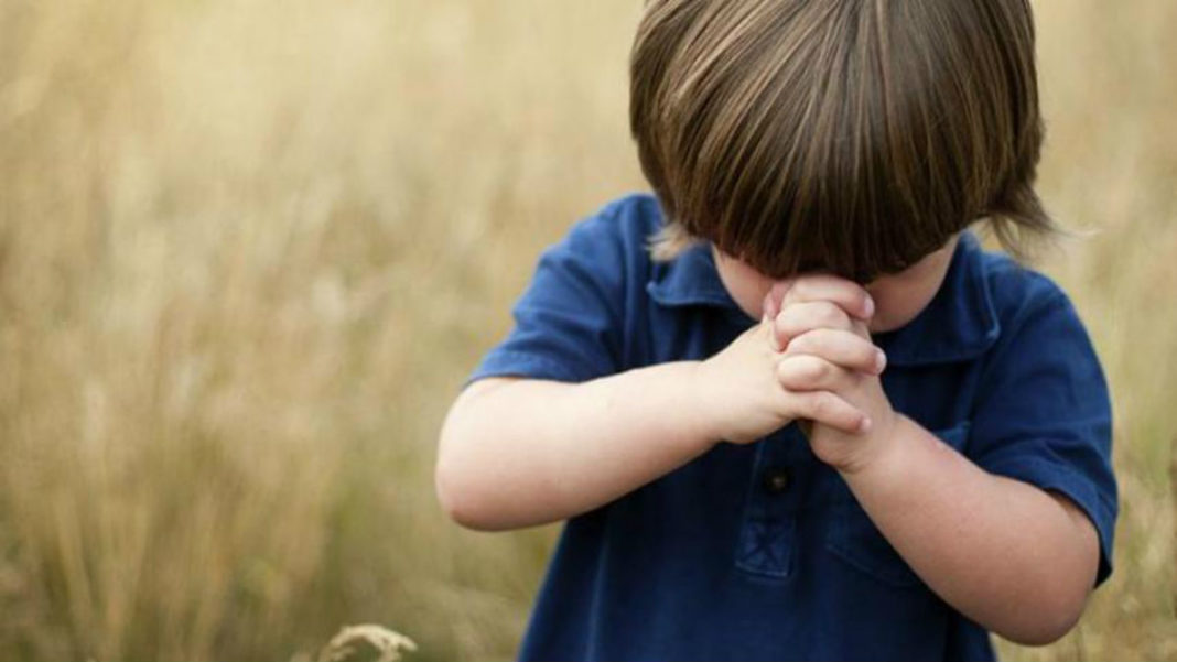 Estudo comprova que prática religiosa na infância afasta jovens do alcoolismo e drogas