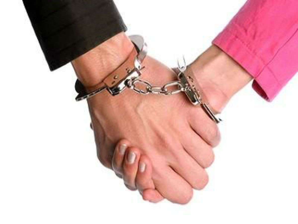Свобода в семейной жизни. Мужчина в наручниках. Мужчина и женщина в наручниках. Мужская и женская рука в наручниках. Пара в наручниках.