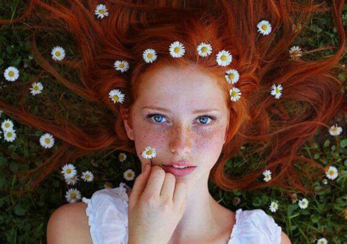 mulher ruiva