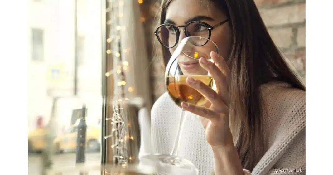 TROQUE GENTE CHATA POR UMA TAÇA DE VINHO