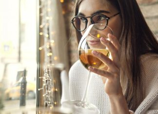 TROQUE GENTE CHATA POR UMA TAÇA DE VINHO