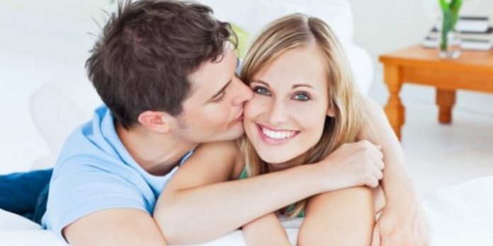 casal beijando