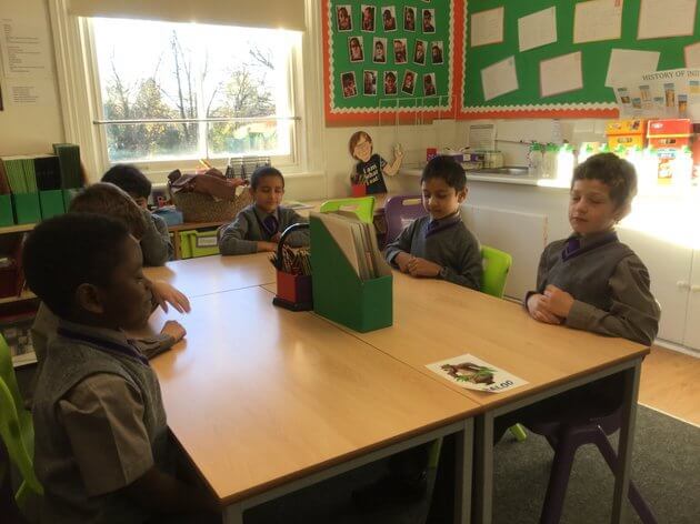 Esta escola do Reino Unido ensina meninos de 2 a 13 a como meditar de forma correta