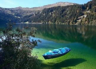 Rotomairewhenua é considerado um local sagrado para os Maori da região. As águas são usadas em seus rituais e seu nome indígena significa “o lago de terras pacíficas”.