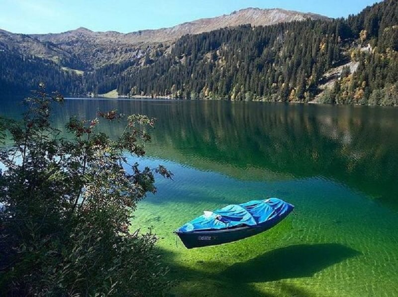 Rotomairewhenua é considerado um local sagrado para os Maori da região. As águas são usadas em seus rituais e seu nome indígena significa “o lago de terras pacíficas”.