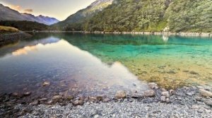 resilienciamag.com - Rotomairewhenua é considerado um local sagrado para os Maori da região. As águas são usadas em seus rituais e seu nome indígena significa “o lago de terras pacíficas”.