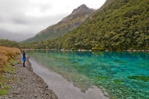 resilienciamag.com - Rotomairewhenua é considerado um local sagrado para os Maori da região. As águas são usadas em seus rituais e seu nome indígena significa “o lago de terras pacíficas”.