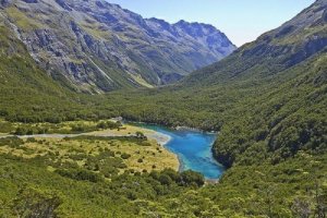 resilienciamag.com - Rotomairewhenua é considerado um local sagrado para os Maori da região. As águas são usadas em seus rituais e seu nome indígena significa “o lago de terras pacíficas”.