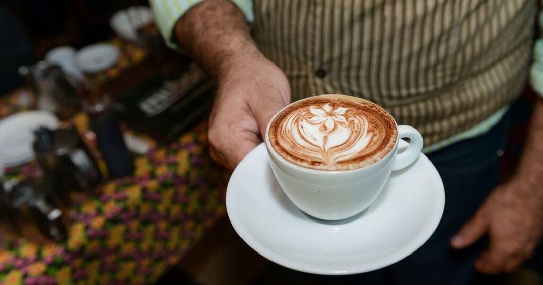 Beber café pode proteger fígado de danos causados pelo álcool, diz estudo