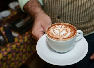 Beber café pode proteger fígado de danos causados pelo álcool, diz estudo