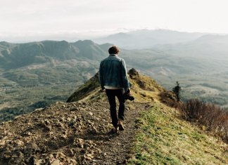 Pessoas inteligentes se sentem mais felizes quando estão sozinhas, diz estudo