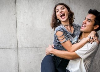 Felizes são os que se libertam das amarras do passado e dos desejos idealizados para o futuro. A vida é hoje – é só o que se tem.