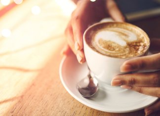 Ela pediu um café, mas queria mesmo um colo quentinho.