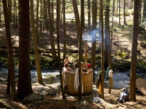 resilienciamag.com - Moradores de Nova York constroem comunidade na floresta para fugirem nos fins de semana