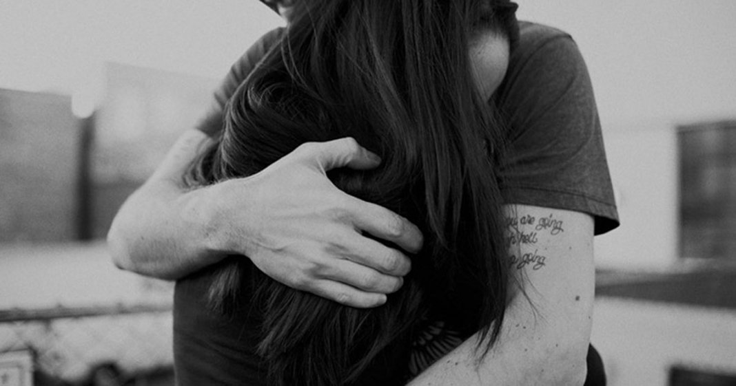 Benefícios psicológicos do abraço