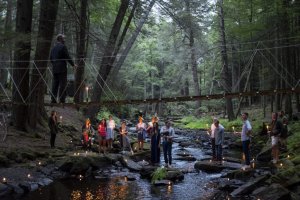 resilienciamag.com - Moradores de Nova York constroem comunidade na floresta para fugirem nos fins de semana