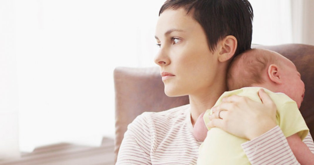 Depressão pós-parto: Precisamos admitir que maternidade não é ‘dom natural’