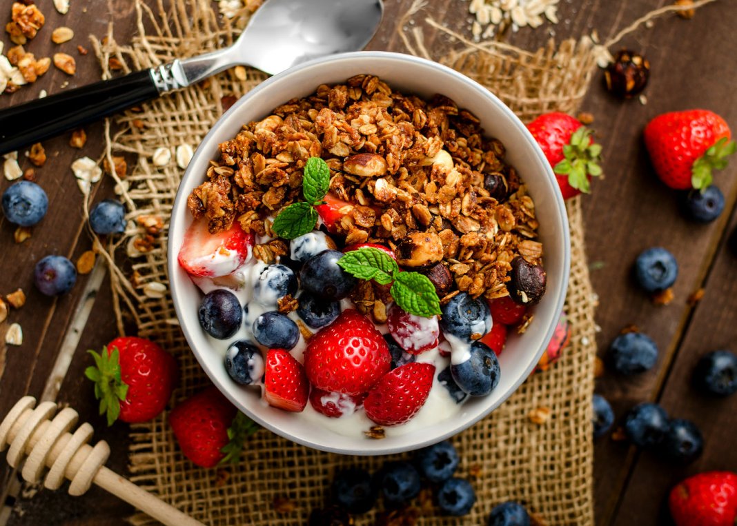 12 surpreendentes benefícios de comer granola no café da manhã diariamente