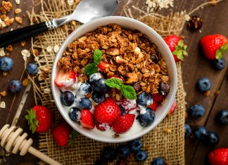 12 surpreendentes benefícios de comer granola no café da manhã diariamente