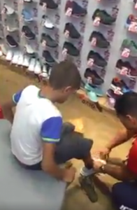 resilienciamag.com - Funcionários de loja presenteiam garoto engraxate com tênis