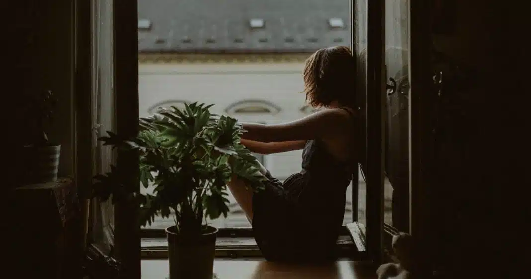 1107 Não entregue sua solidão para um companhia que não vale a pena.