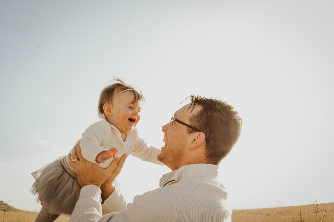 Pais: seus filhos precisam mais do seu amor do que do seu dinheiro!