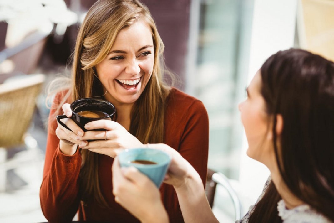 Às vezes, tomar um café com uma amiga é a única terapia que você precisa