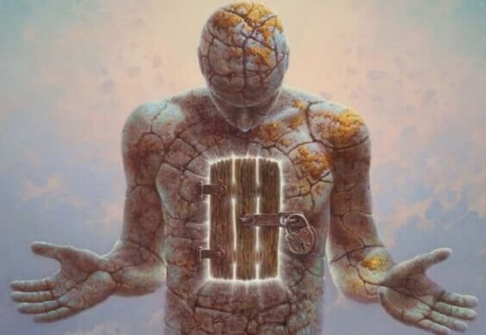 homem-com-porta-trancada-em-si