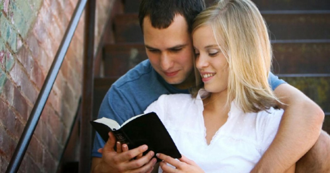 Diferentes crenças podem trazer muitos problemas para o relacionamento do casal no futuro.