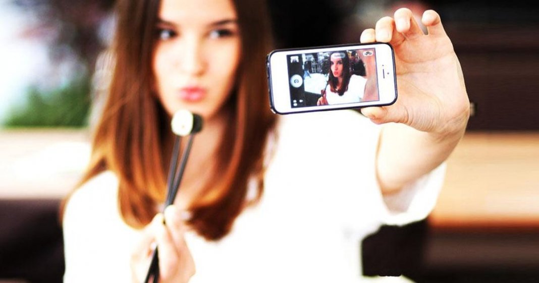 Tirar Selfies faz de você um narcisista?