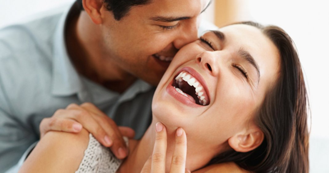 Como piadas e risadas influenciam os relacionamentos dos casais?