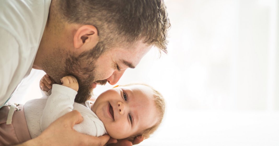 ‘Vamos falar isso para os pais. Aqueles que não são “babás” – que são pais. Os que chegam em casa do trabalho, prontos para entrar na rotina.