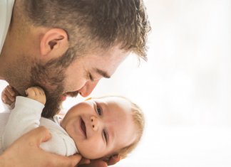 ‘Vamos falar isso para os pais. Aqueles que não são “babás” – que são pais. Os que chegam em casa do trabalho, prontos para entrar na rotina.