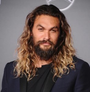 resilienciamag.com - Os prós e contras do novo visual de Jason Momoa. Com uma barba ou sem ela ainda é o meu favorito