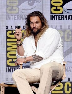 resilienciamag.com - Os prós e contras do novo visual de Jason Momoa. Com uma barba ou sem ela ainda é o meu favorito