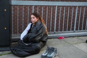 resilienciamag.com - Milionária decide morar na rua por alguns dias e diz que os pobres vivem assim porque não se esforçam