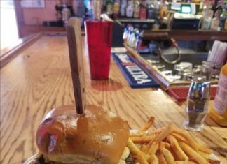 Bar está deixando bilhetes de agradecimento com hambúrguer e fritas nos carros de clientes que escolhem não beber e dirigir
