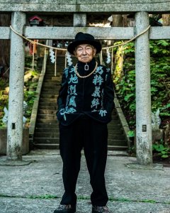 resilienciamag.com - Neto decide mudar o look do seu avô de 84 anos de idade, e faz dele uma estrela do Instagram