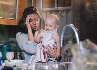 Uma mulher com filhos trabalha duas vezes mais do que uma mulher que não os tem, diz estudo