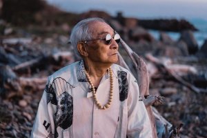 resilienciamag.com - Neto decide mudar o look do seu avô de 84 anos de idade, e faz dele uma estrela do Instagram