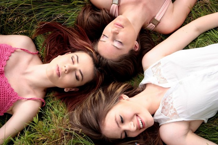 girls-1487825_1280