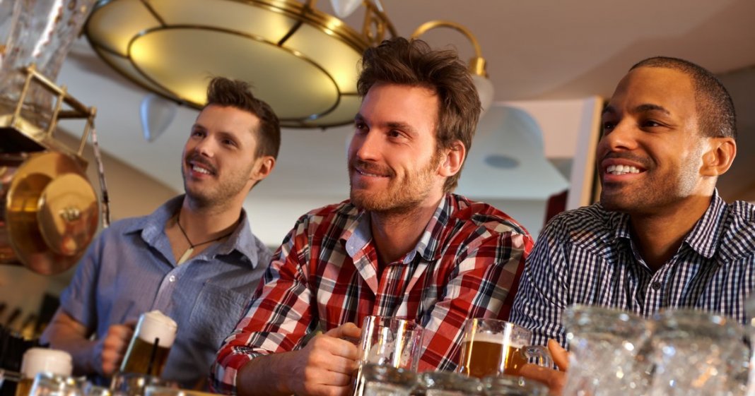 Homens precisam sair pelo menos duas vezes por semana com os amigos para se sentirem saudáveis, diz estudo