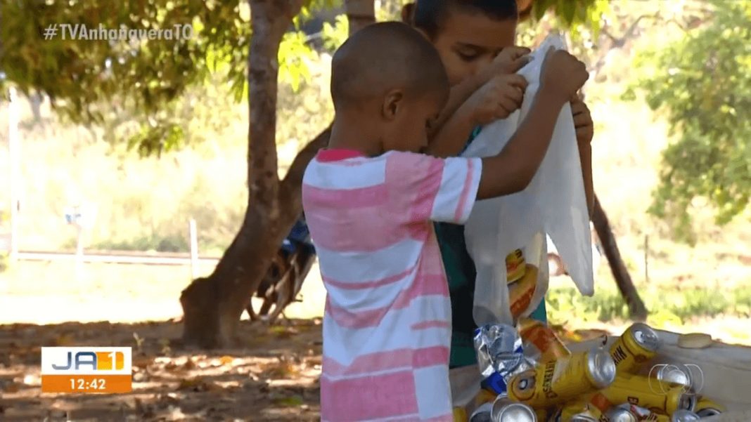 Garoto de 4 anos junta latinhas para fazer sua festa de aniversário: “a minha festa é muito grande”