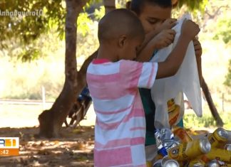 Garoto de 4 anos junta latinhas para fazer sua festa de aniversário: “a minha festa é muito grande”