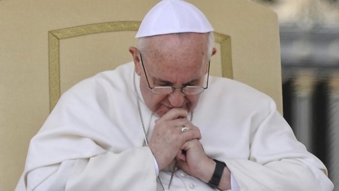 papa-francisco-rezando